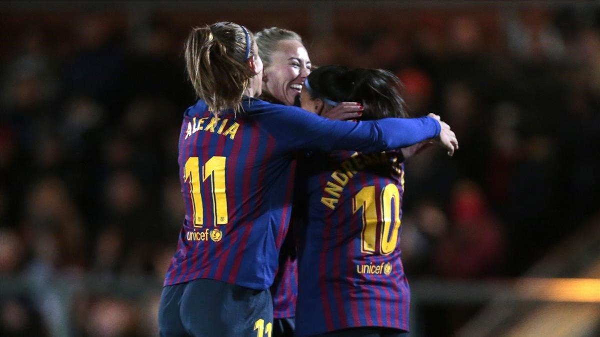 Alexia Putellas y Barbara Latorre felicitan a Toni Duggan tras su primer gol al Glasgow City.