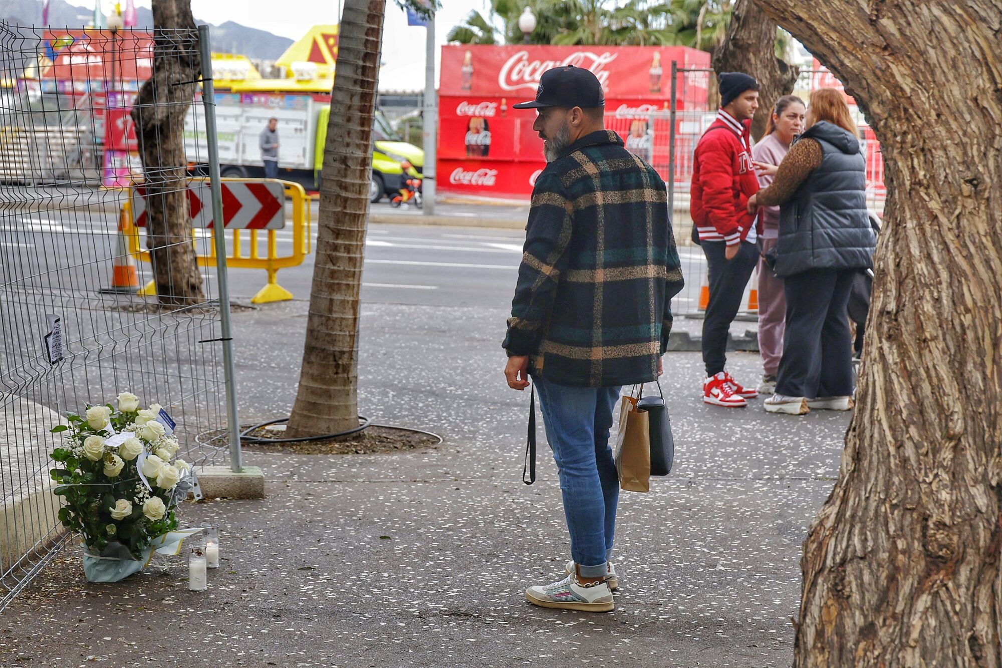 Flores en Santa Cruz de Tenerife donde murió el joven grancanario en la madrugada del Martes de Carnaval
