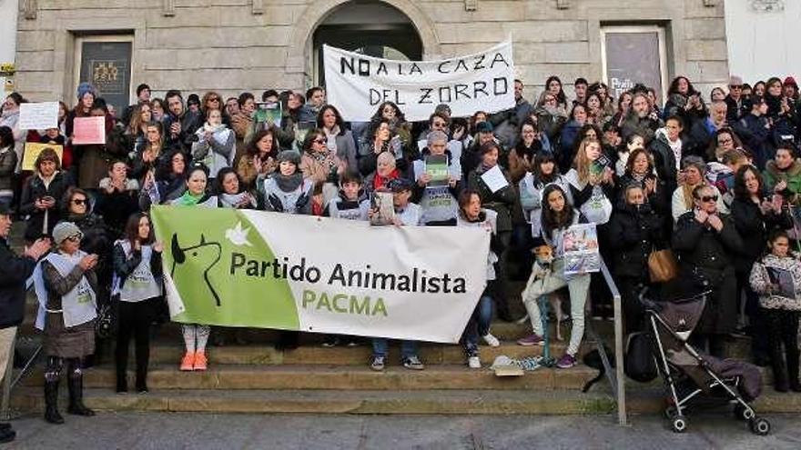 Concentración contra la caza del zorro convoca por Pacma, ayer, en Príncipe. // Marta G. Brea