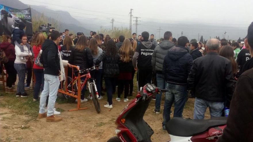 Tavernes homenajea al joven fallecido tras ser atropellado en una carrera ilegal