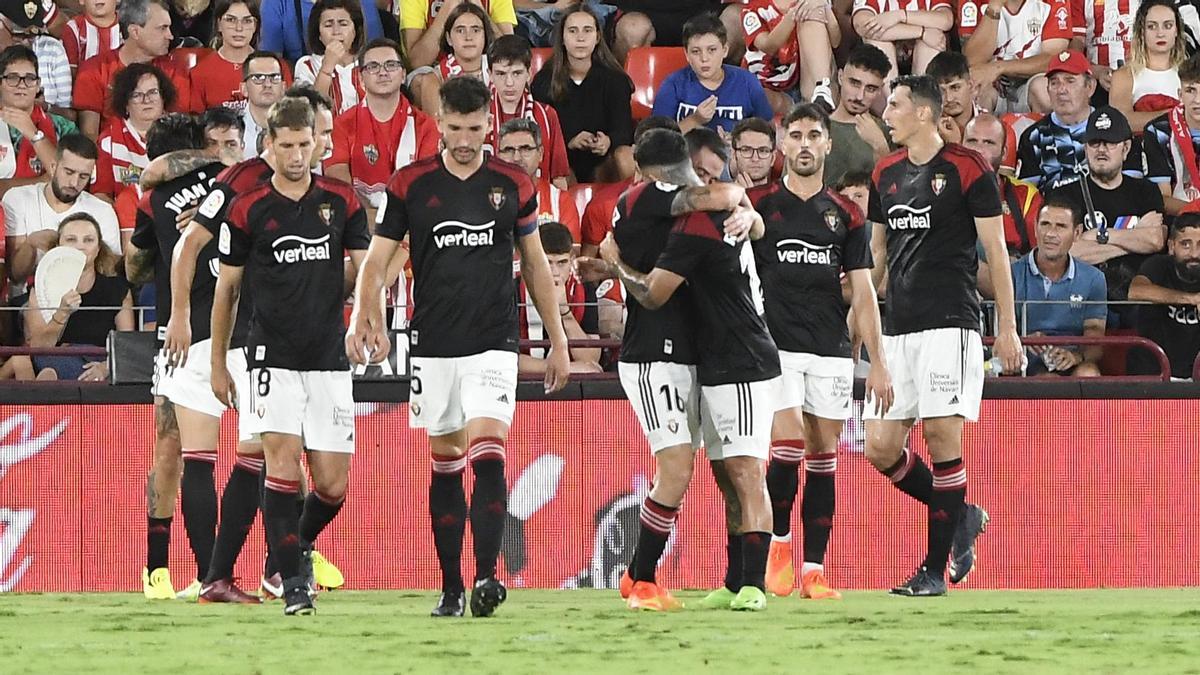 Jugadores de Osasuna celebran el gol de Chimy Ávila.