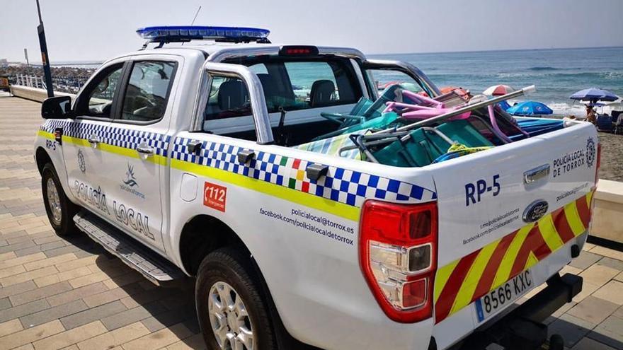 Coche de la policía local de Torrox con equipo de playa retirado.