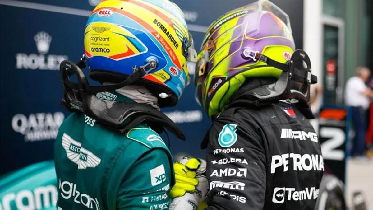 Alonso y Hamilton en el paddok