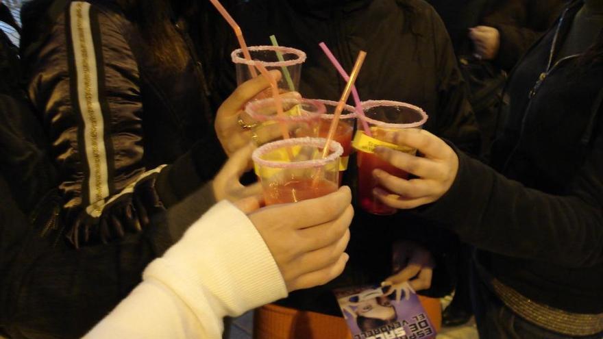 Adolescents consumint alcohol a la via pública
