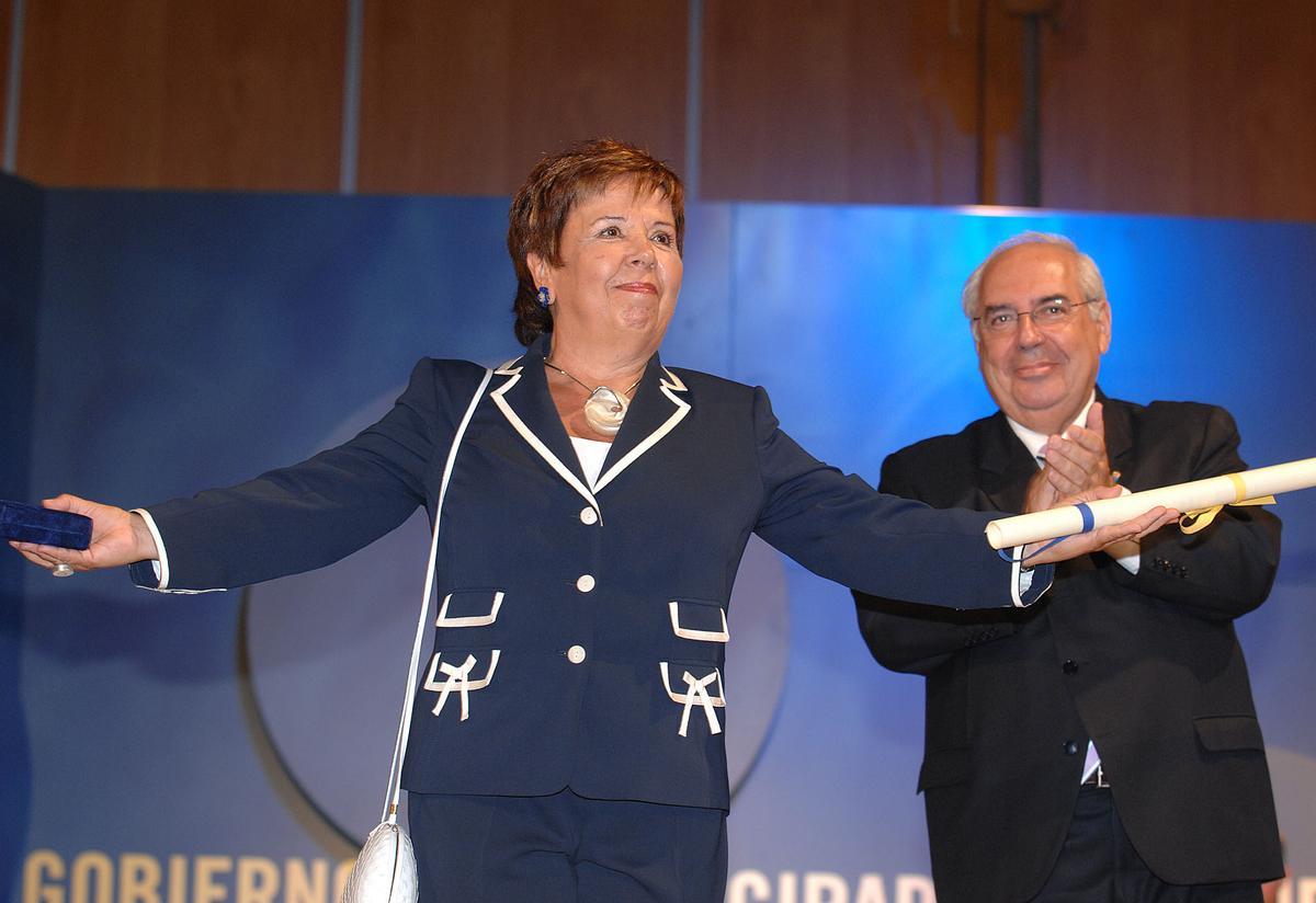Conchita Quirós, recibiendo la Medalla de Plata del Principado, en 2007, de manos del expresidente Vicente Álvarez Areces.