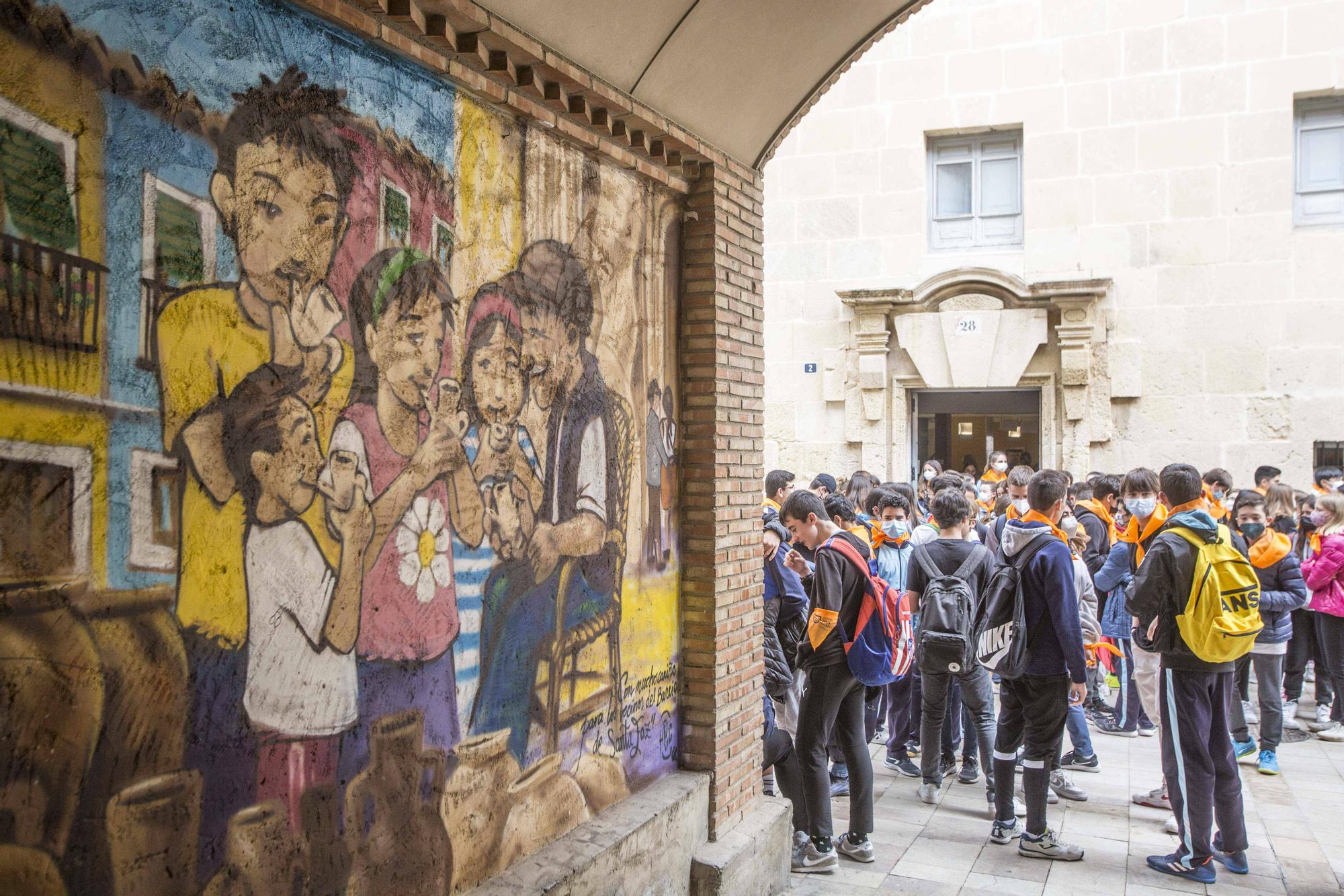 El obispo José Ignacio Munilla recibe a los niños en la Peregrina Escolar de Santa Faz