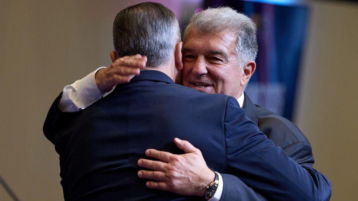 Joan Laporta accede a la Ciutat Esportiva acompañado por el presidente en funciones Rafa Yuste.