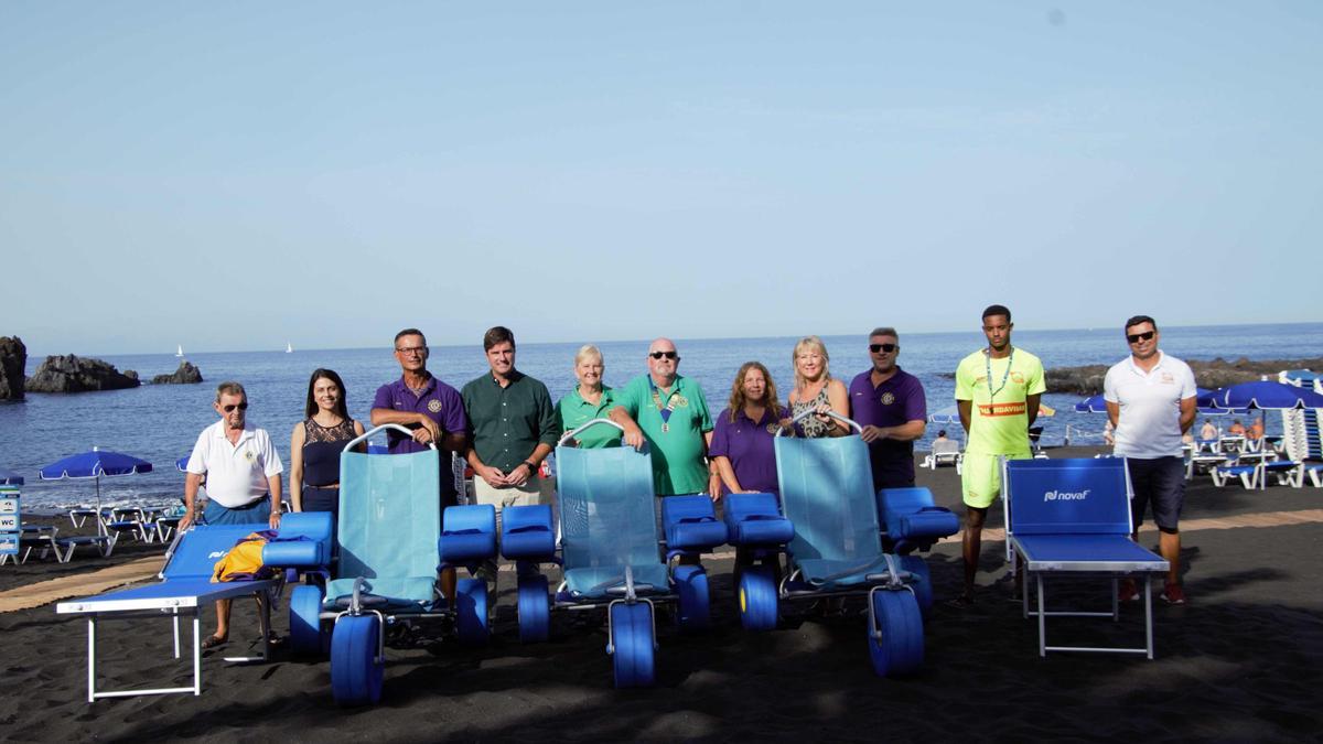 El Club de Leones de Santiago del Teide dona tres sillas anfibias y dos tumbonas adaptadas