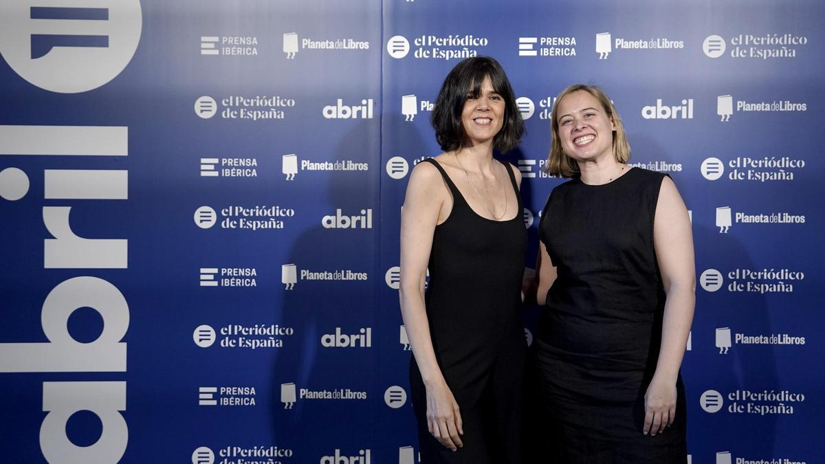 La escritora Lara Moreno y la jefa de prensa de Penguin Infantil y Juvenil, Melca Pérez.