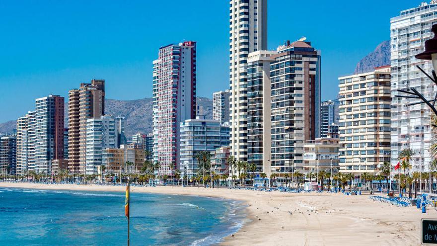 Imagen de una playa de Benidorm sin gente por el confinamiento