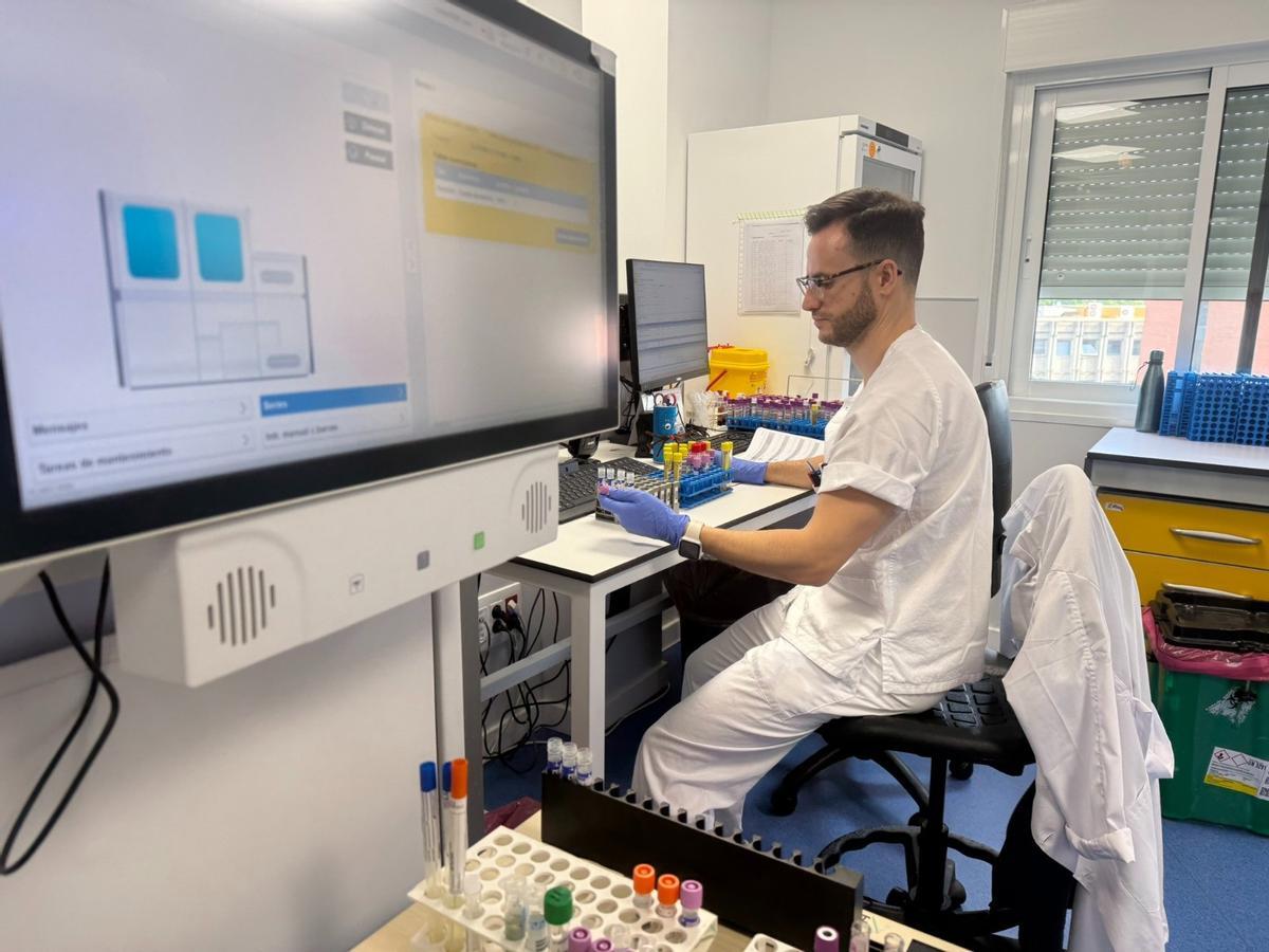 Imagen de un laboratorio en el que se analizan las muestras para detectar virus del Nilo occidental.