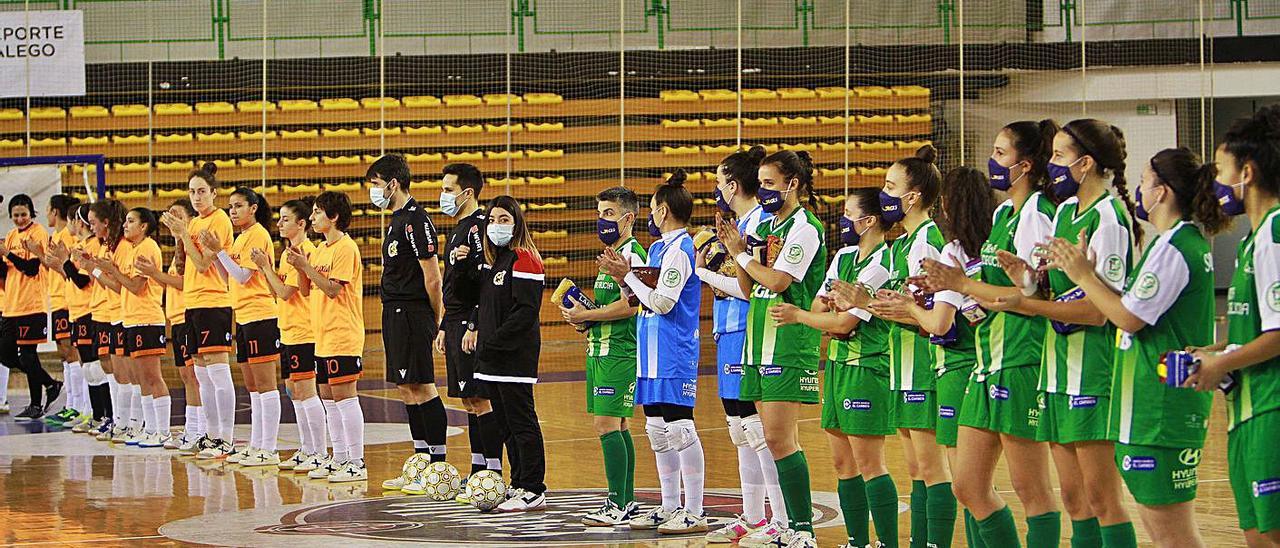 La plantilla del Cidade de As Burgas y del Ourense Envialia durante el último derbi en el Paco Paz. |  // I.O.