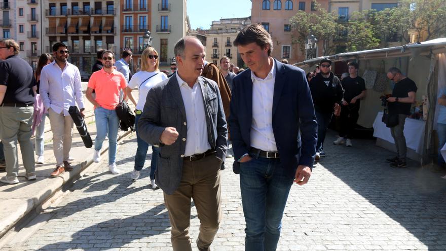 El secretari general de Junts i el candidat per Girona al 12-M, Jordi Turull i Salvador Vergés, passejant pel pont de Pedra