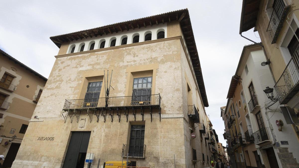 Obras de reparación y pintura integral de la fachada del Palacio de Alarcón, sede de los juzgados en Xàtiva