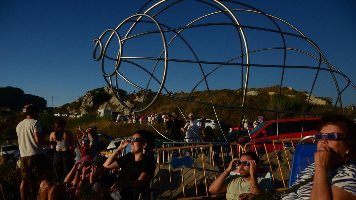 Personas contemplando el eclipse en el entorno de la Caracola de Donón.