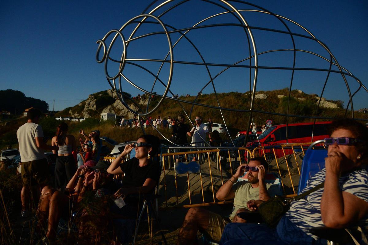 Personas contemplando el eclipse en el entorno de la Caracola de Donón.