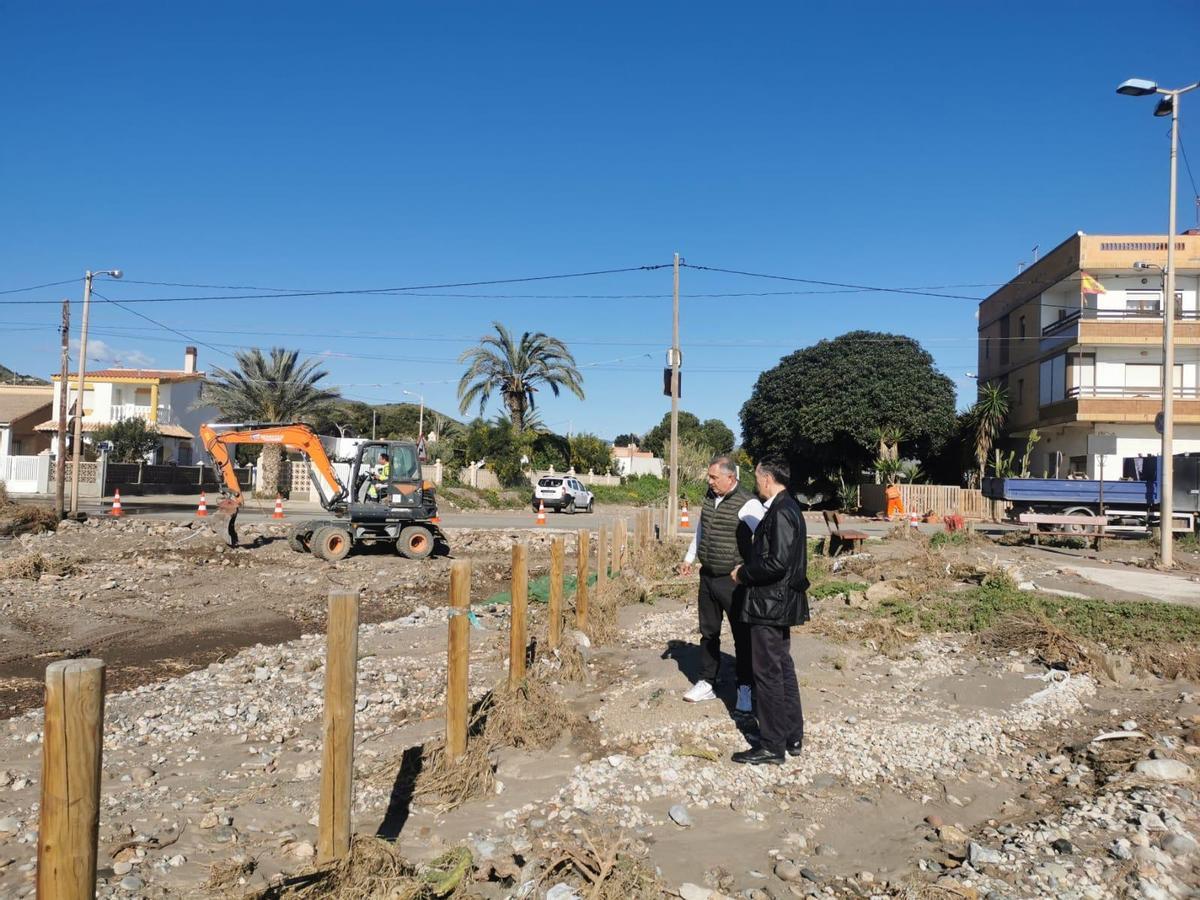 Ángel Meca supervisaba los trabajos en la zona.