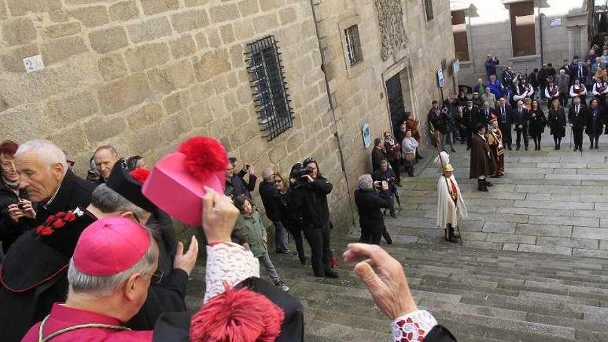 Un saludo a distancia, entre el cabildo y los concejales. // Jesús Regal