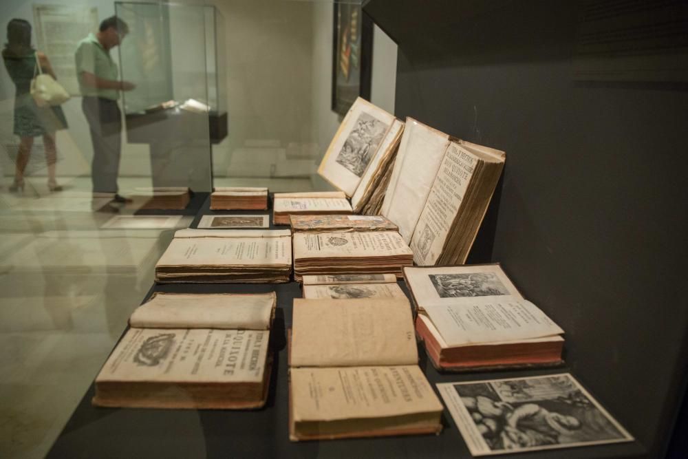 La exposición incluye ediciones del libro que datan del siglo XVII