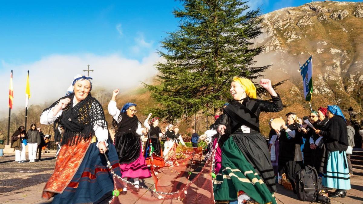 El grupo actuando en Covadonga.