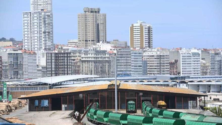 Estación ferroviaria en los muelles de San Diego, con la ciudad de fondo.