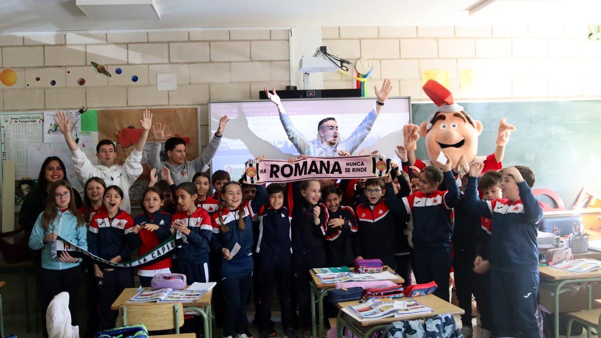 Juanjo Sánchez y Juanpa, en el colegio Atenea, que visitaron este lunes los jugadores del Mérida.