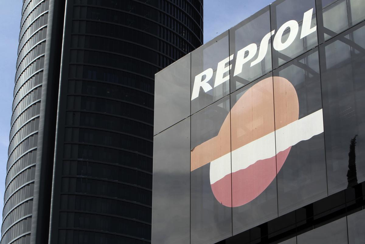 Imagen de archivo del logotipo de la compañia petrolera Repsol,  en su sede en Madrid. EFE/Kiko Huesca/ra.