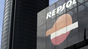 Imagen de archivo del logotipo de la compañia petrolera Repsol,  en su sede en Madrid. EFE/Kiko Huesca/ra.