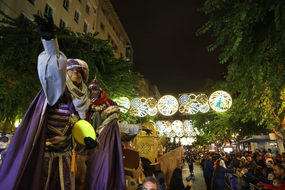 Alicante desafía las bajas temperaturas para ver la Cabalgata de Reyes Magos