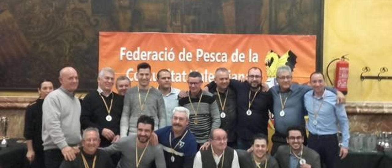 Un grupo de deportistas premiados durante el acto.