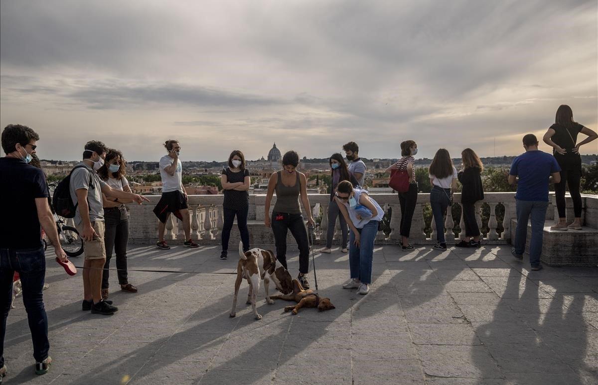 Numerosos romanos pasen por la Terrazza del Pincio en el parque Villa Borghese.