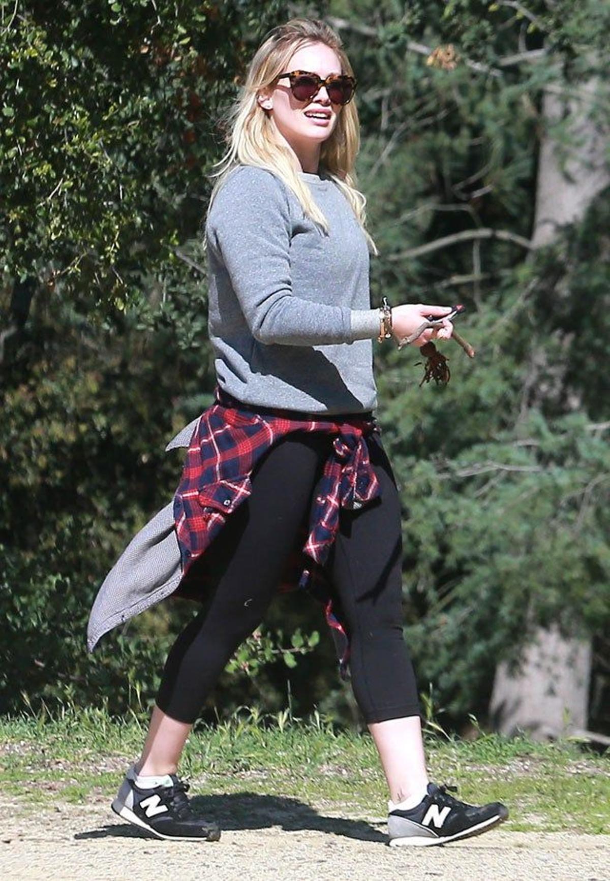 Hilary Duff con su look cómodo para ponerse en forma por el parque