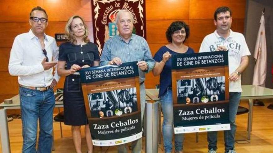 Presentación de la Semana de Cine, con la homenajeada, Zaza Ceballos, segunda por la izquierda.