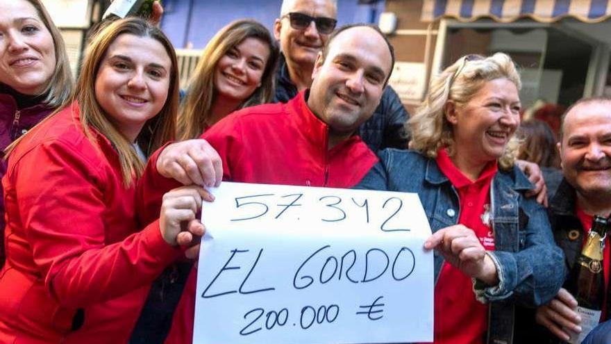 Vecinos de Quintanar de la Orden, en Toledo, celebrando el Gordo del Niño.