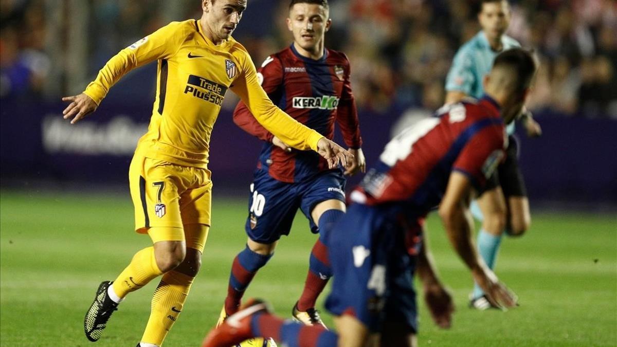 Griezmann, autor de dos goles, dispara a puerta ante el macedonio Bardhi