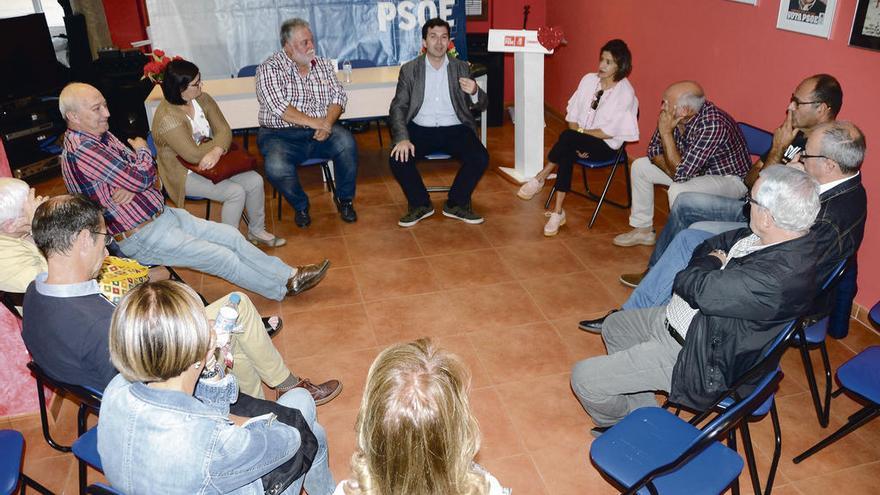 Gonzalo Caballero, en el centro de la imagen, cuando acudió a Cangas a presentar su programa // S.Á.