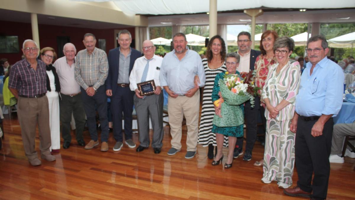 Foto de familia en el homenaje de la asociación vecinal "Peñafrancia" de Deva a Jesús Ángel Rodríguez y Lali Solar.