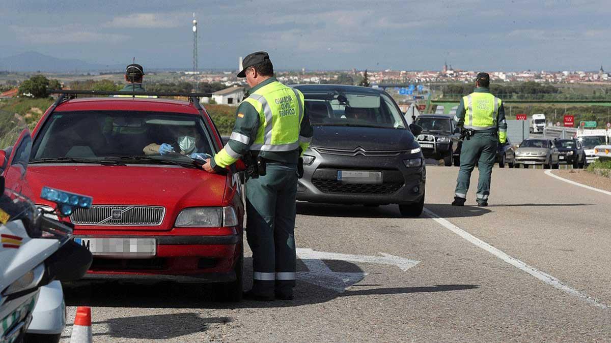 Seis puntos por conducir con el móvil y 30 km/h en las calles de ciudades