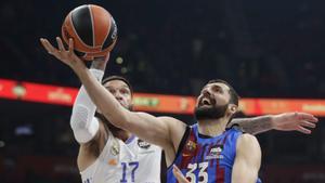 Mirotic, en acción contra el jugador del Madrid Vincent Poirier.