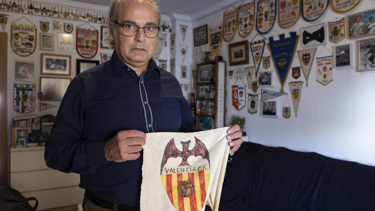 Javier Iranzo porta la bandera pintada por él con rotuladores hace 52 años, bandera con la que José y Jorge Iranzo estuvieron en Sarrià