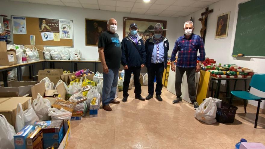 Los Scouts y Protección Civil llenan de alimentos la sede de Cáritas de El Campello