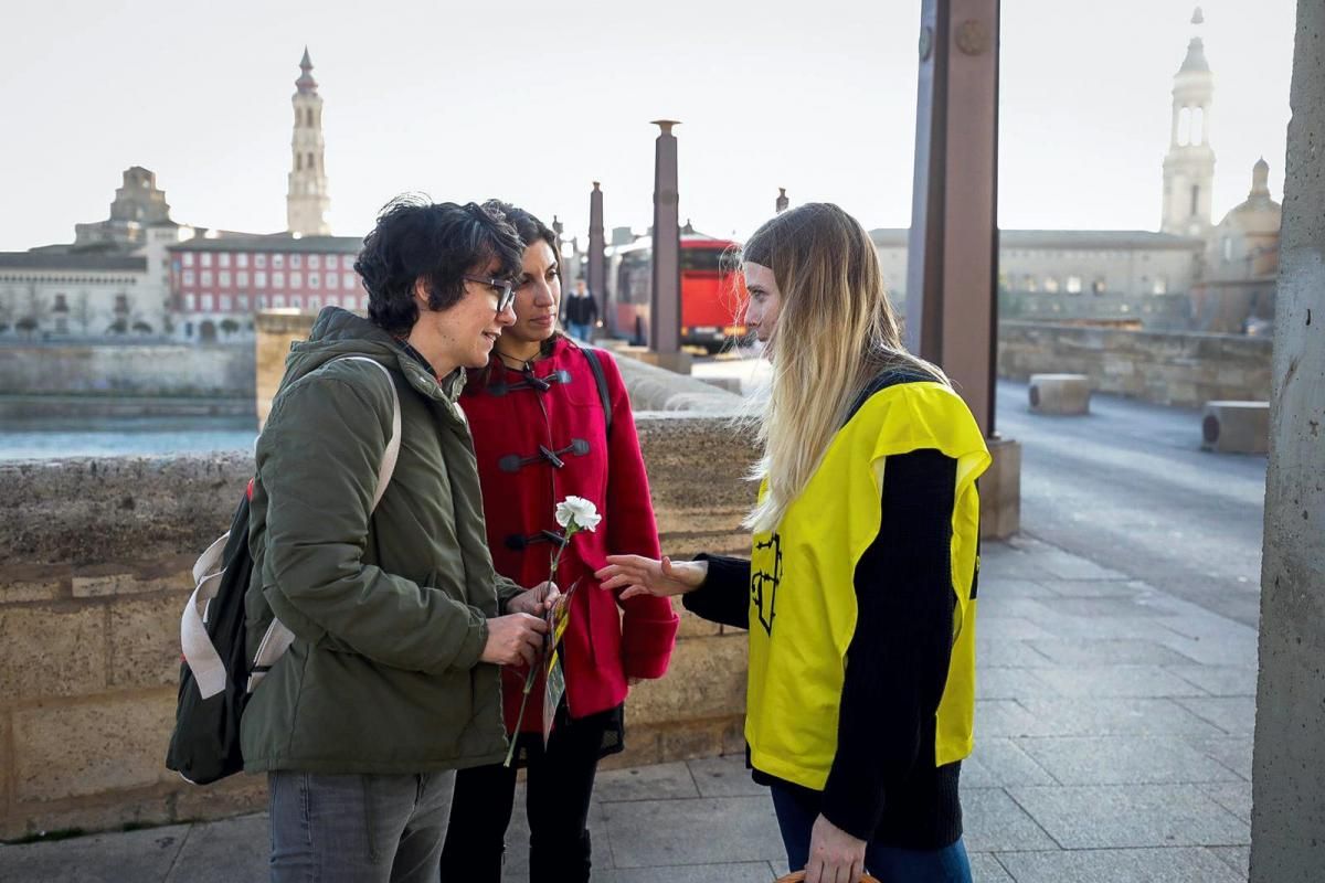 Reparto de flores y besos en solidaridad con una activista iraní