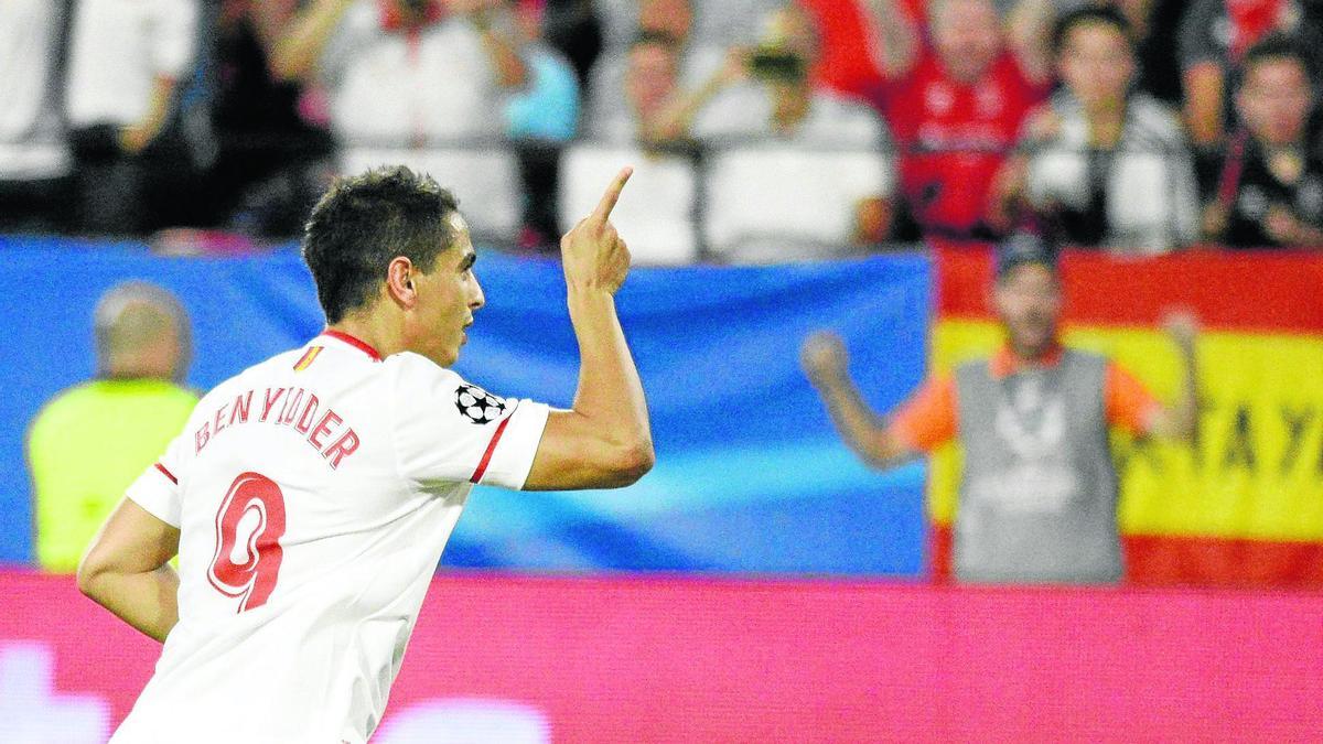 Ben Yedder celebra uno de sus tres goles al Maribor. / Manuel Gómez