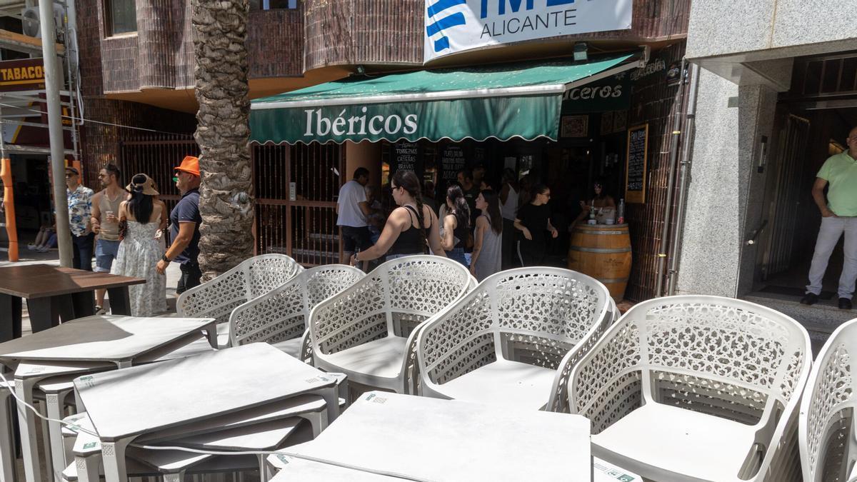 Terraza de un bar en Alicante desmontanda a pleno sol.