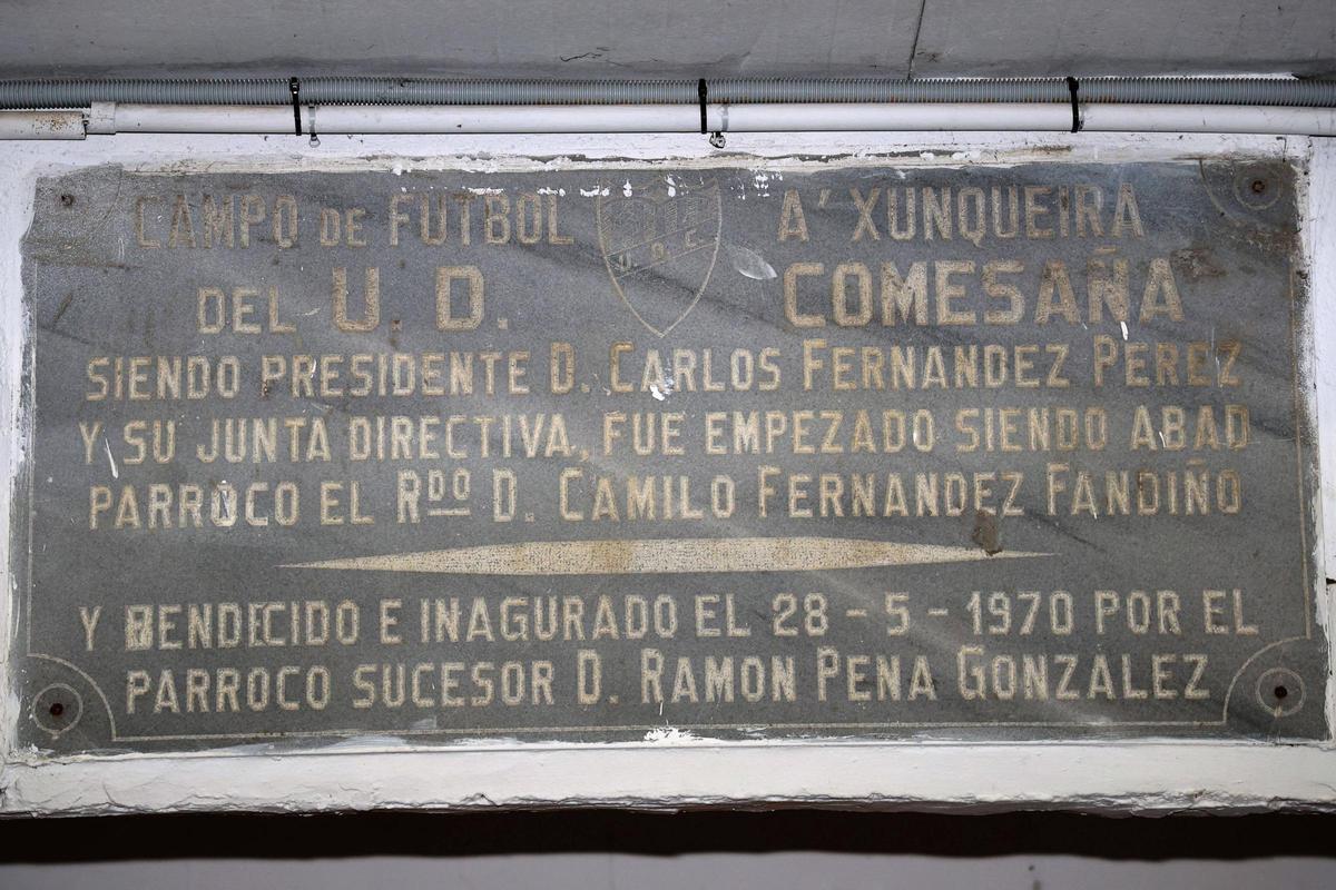 Placa de la inauguración de A Xunqueira.