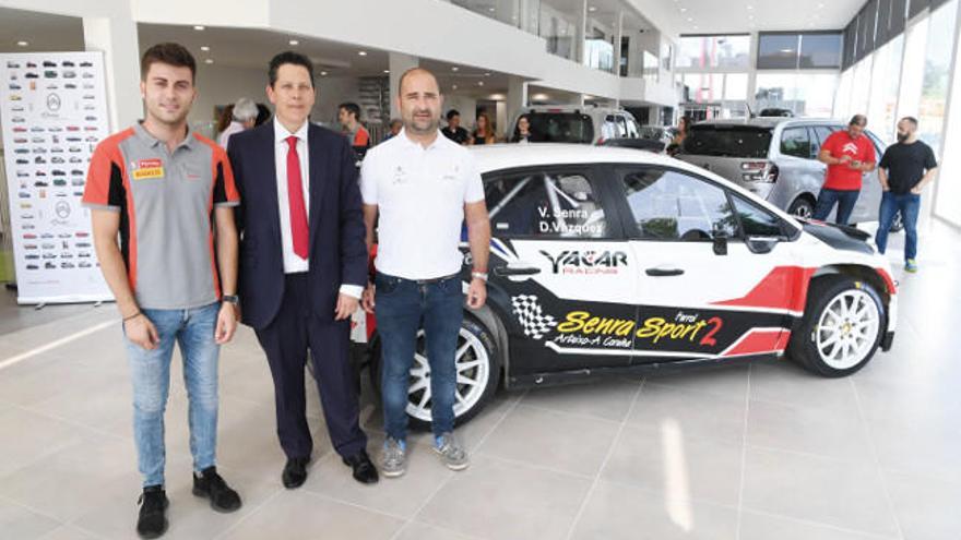 MÁXIMA EXPECTACIÓN. Fabián Cid junto a los pilotos que competirán con el Citroën C3 R5. VÍCTOR ECHAVE