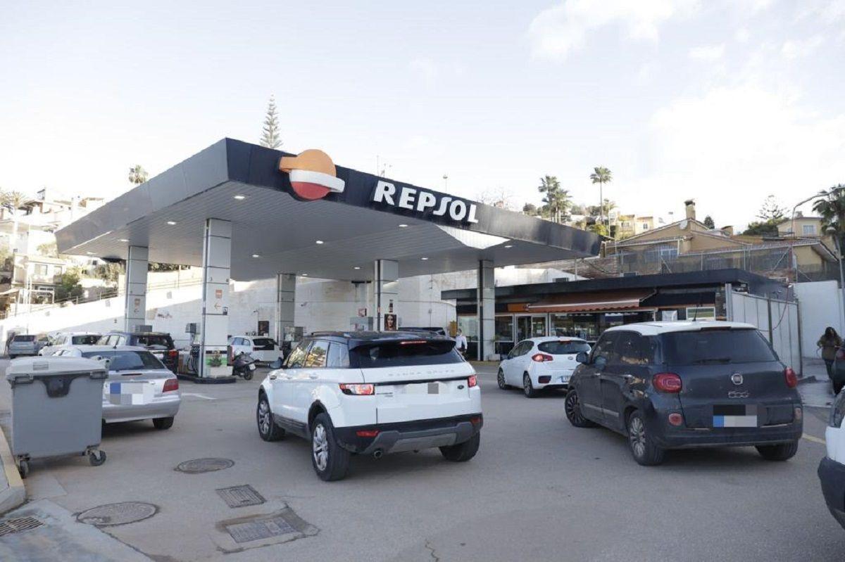 Clientes en una gasolinera malagueña, ayer