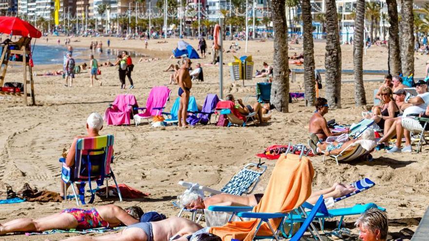 Benidorm continúa recibiendo a turistas pero las contratación de nuevas reservas está paralizada.