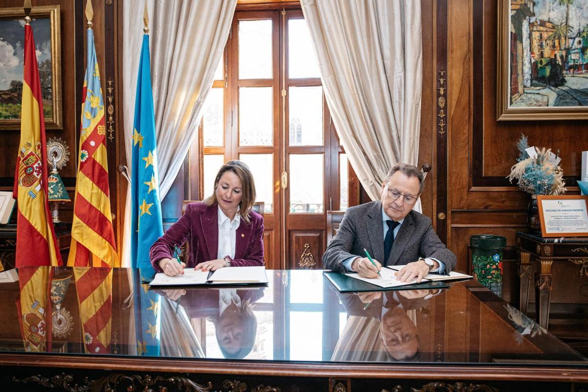 Carrasco y García firman el protocolo.