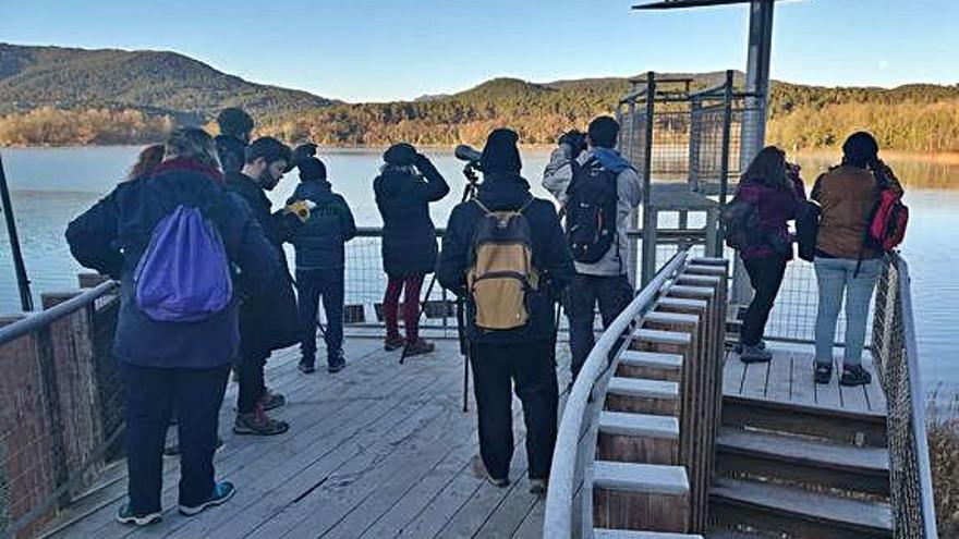 Grup de persones a l&#039;Estany de Banyoles, mentre feien el cens.